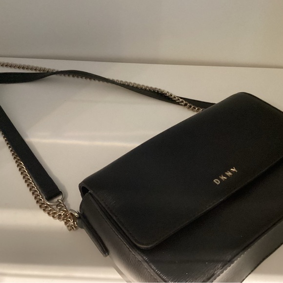 DKNY Small Bag With Leather & Chain Strap. - Picture 4 of 11